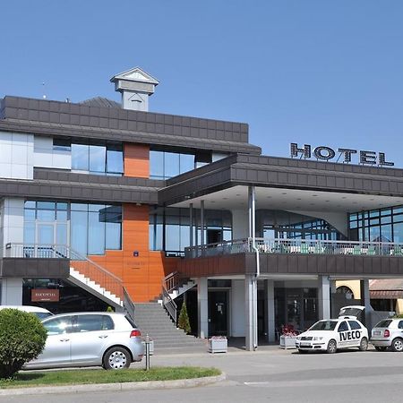 Hotel Kole Cacak Bagian luar foto