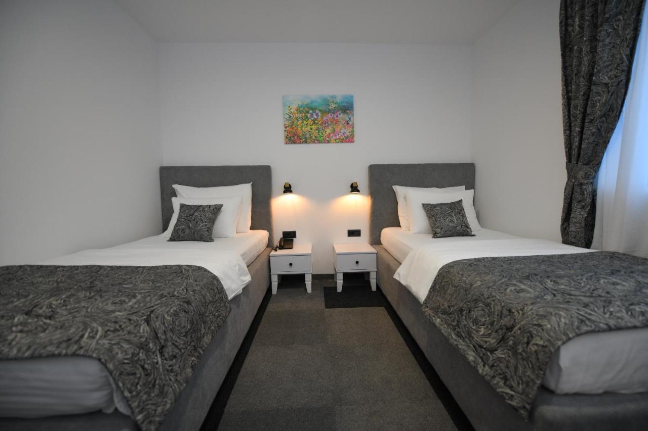 Hotel Kole Cacak Bagian luar foto