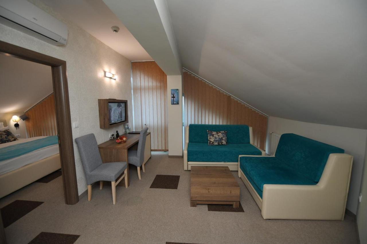 Hotel Kole Cacak Bagian luar foto