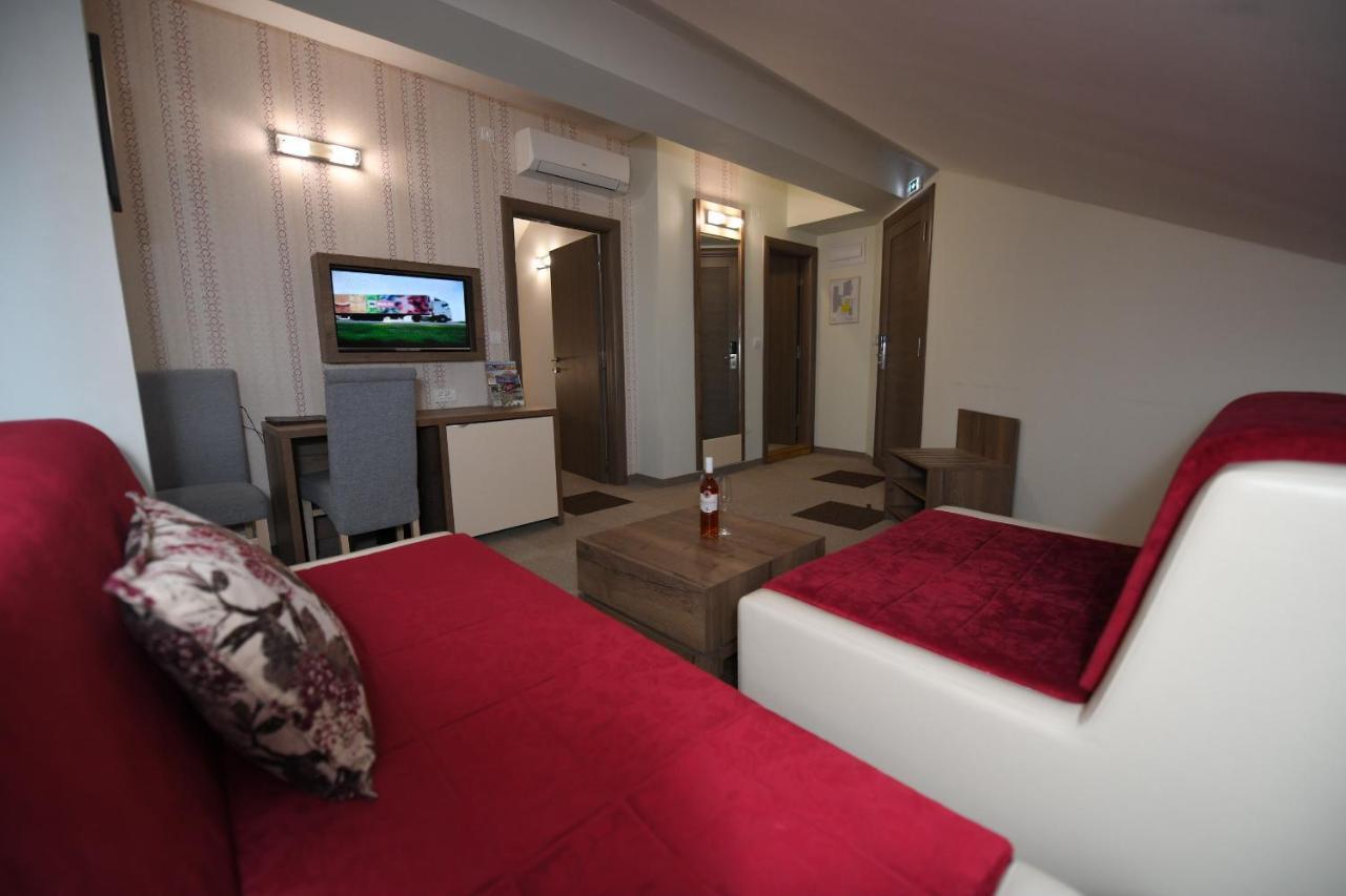 Hotel Kole Cacak Bagian luar foto